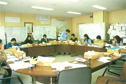 1995年（平成7年）阪神淡路大震災の時の「府社協福祉救援対策本部」の様子