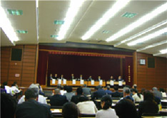 拡大円卓会議の開催