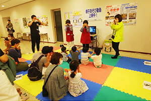 福祉委員さんによる子育てサロン体験コーナーも♪
