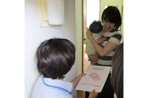 赤ちゃんを出産されたご家庭を訪問しています。