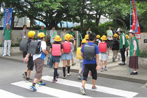 校門前でのあいさつ運動 