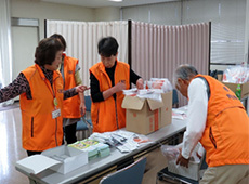体操が始まるまで、健康で過ごすための極意を、みんなで話し合うひと時。
